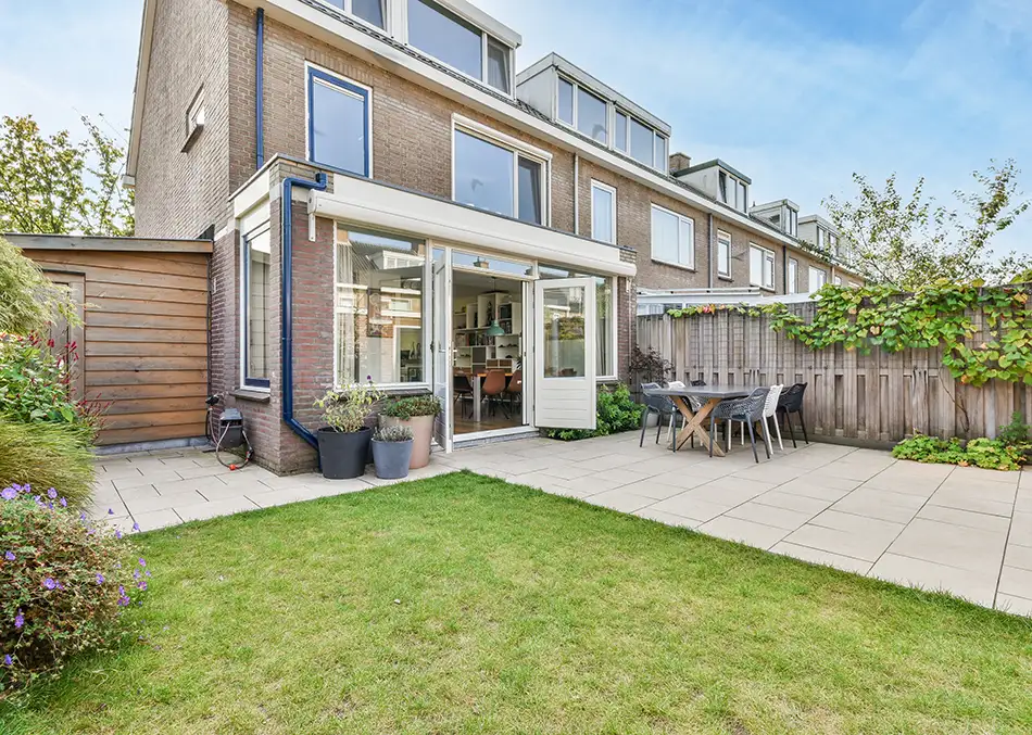 Gepflegte Außenanlage eines Wohnhauses – HomeHive übernimmt die professionelle Außenanlagenpflege und Rasenpflege in Otterndorf.