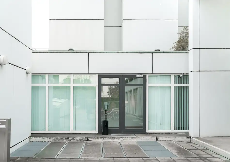 Gepflegter Eingangsbereich einer Wohnanlage – HomeHive übernimmt die professionelle Gebäudereinigung und Objektbetreuung in Bremerhaven.