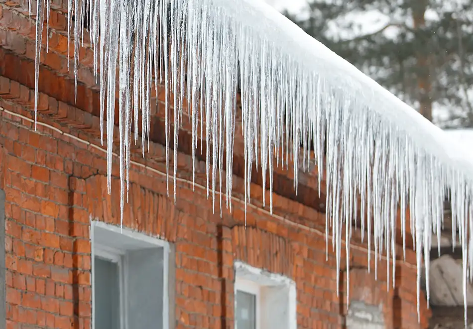 Winterliche Eisbildung an einer Immobilie – Winterdienst für Wohnanlagen in Cuxhaven, Duhnen und Döse.